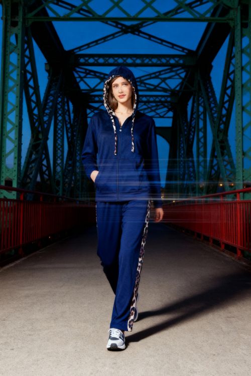 Φόρμα βελουτέ με κουκούλα , φερμουάρ στο τοπ και άνιμαλ λεπτομέρειες. 