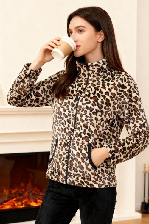 Φορμα βελουτέ σε άνιμαλ πριντ με φερμουάρ και μονόχρωμο παντελόνι. 