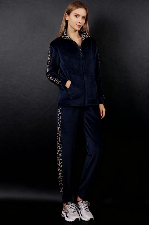 Φόρμα βελουτέ με ανιμαλ λεπτομέρειες στα πλαινά