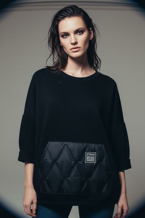 Μπλούζα oversize σε απαλό ύφασμα και διακοσμητική τσέπη. 