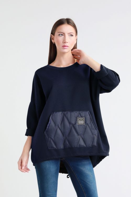 Μπλούζα oversize σε απαλό ύφασμα και διακοσμητική τσέπη. 