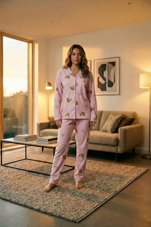Πυτζάμα σετ εμπριμέ με ελαστικό ύφασμα. 
