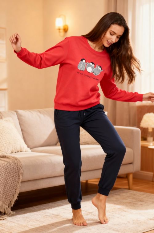 Πυτζάμα σετ με τύπωμα στην μπλούζα και ίσιο παντελόνι.