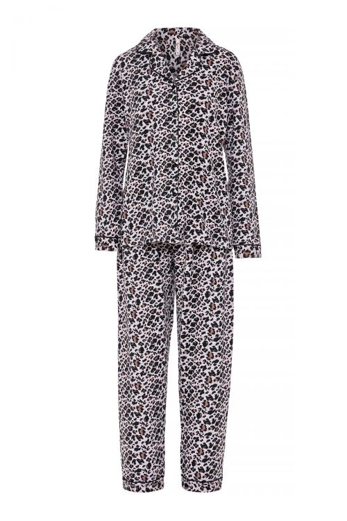 Πυτζάμα σετ σε ανιμαλ πριντ με κουμπι πατιλέτα στο τοπ και παντελόνι σε χαλαρή γραμμή. 