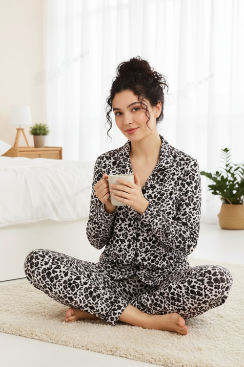 Πυτζάμα σετ σε ανιμαλ πριντ με κουμπι πατιλέτα στο τοπ και παντελόνι σε χαλαρή γραμμή. 