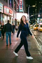 Φόρμα βελουτέ με τοπ ζακέτα με φερμουάρ.