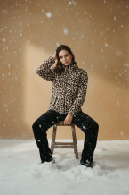 Φορμα βελουτέ σε άνιμαλ πριντ με φερμουάρ και μονόχρωμο παντελόνι. 