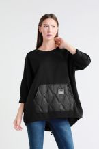 Μπλούζα oversize σε απαλό ύφασμα και διακοσμητική τσέπη. 