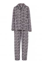 Πυτζάμα σετ σε ανιμαλ πριντ με κουμπι πατιλέτα στο τοπ και παντελόνι σε χαλαρή γραμμή. 