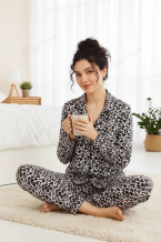 Πυτζάμα σετ σε ανιμαλ πριντ με κουμπι πατιλέτα στο τοπ και παντελόνι σε χαλαρή γραμμή. 